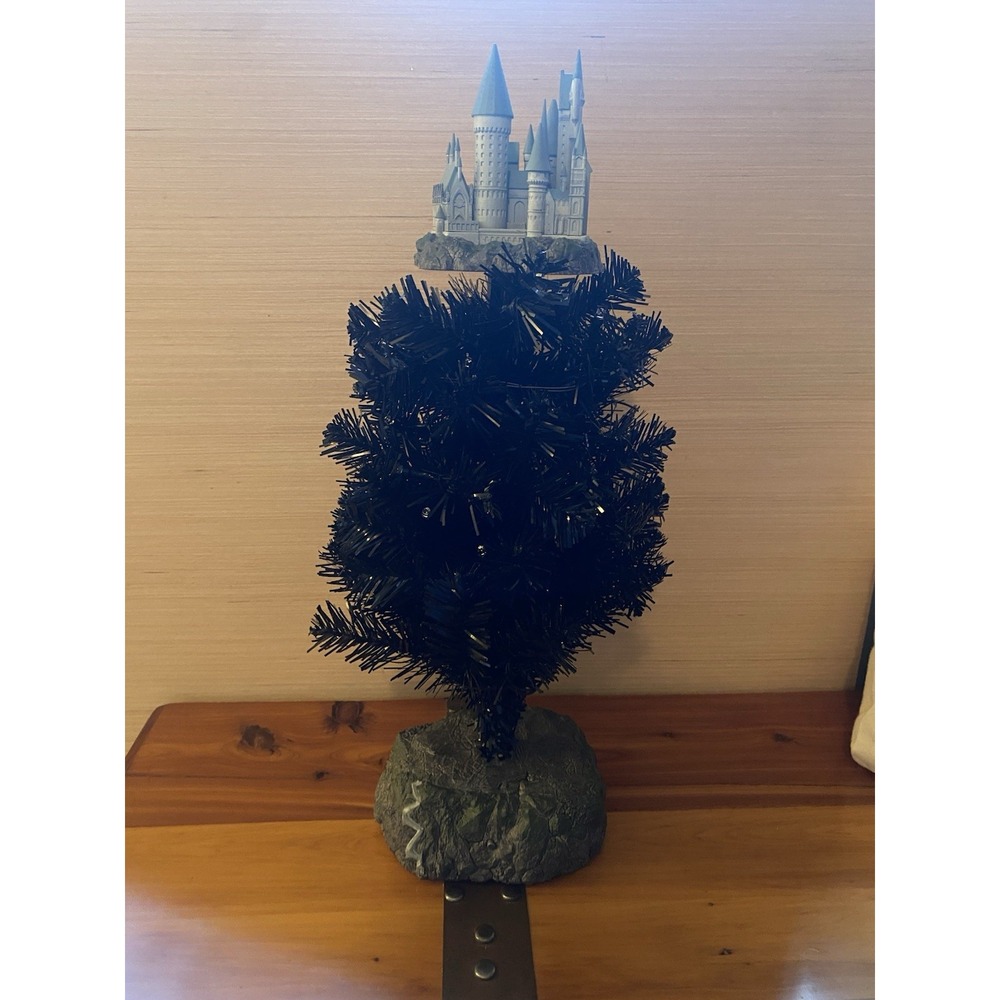 Hallmark 'Magic' Ornament "The Wizarding World of Harry Potter Christmas Tree" - Picture 5 of 14